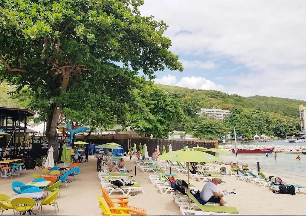 Amazing Location! Walk To Town, Beach & Dinner - Payment Required To Reserve Ocho Rios